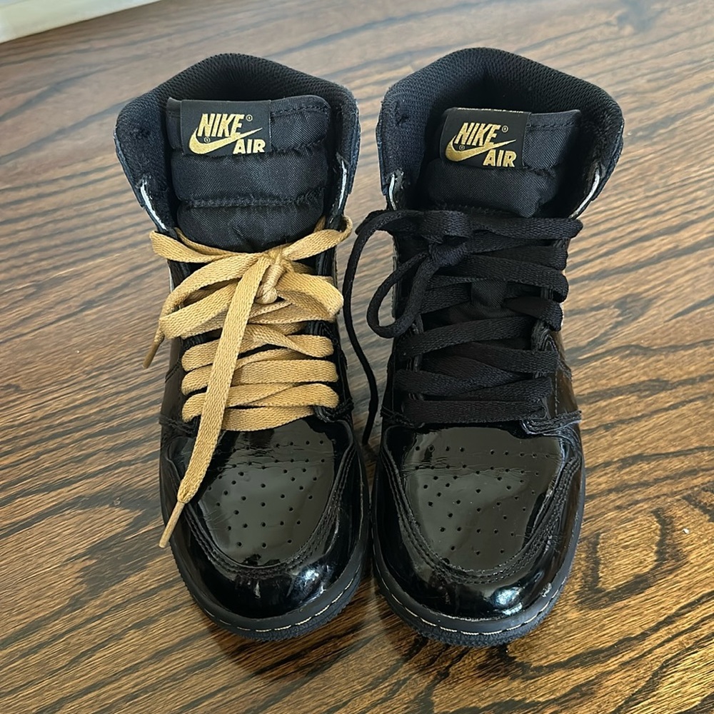 JORDAN Boys' Jordan 1 Retro High Black Metallic Gold (2020) (GS) Size: 3.5 - Picture 2 of 9